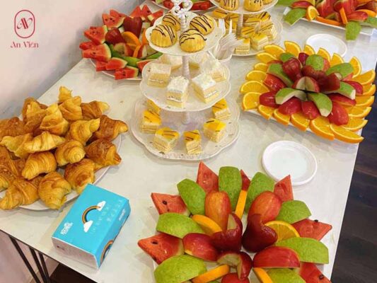 mâm bánh kẹo sinh nhật cho bé bằng hoa quả