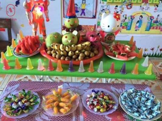 mâm bánh kẹo sinh nhật cho bé tạo hình khối đáng yêu