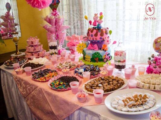 mâm bánh kẹo sinh nhật cho bé theo màu sắc bắt mắt
