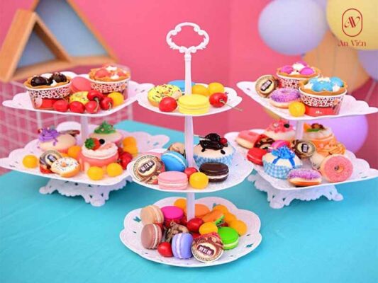 mâm bánh kẹo sinh nhật cho bé màu sắc bắt mắt theo tầng
