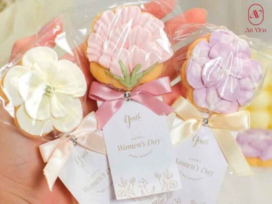 7 Món Quà Tặng Tốt Nghiệp Cho Nữ Ý Nghĩa Để Lại Ấn Tượng Sâu Sắc quà tặng tốt nghiệp cho nữ hoa bánh quy